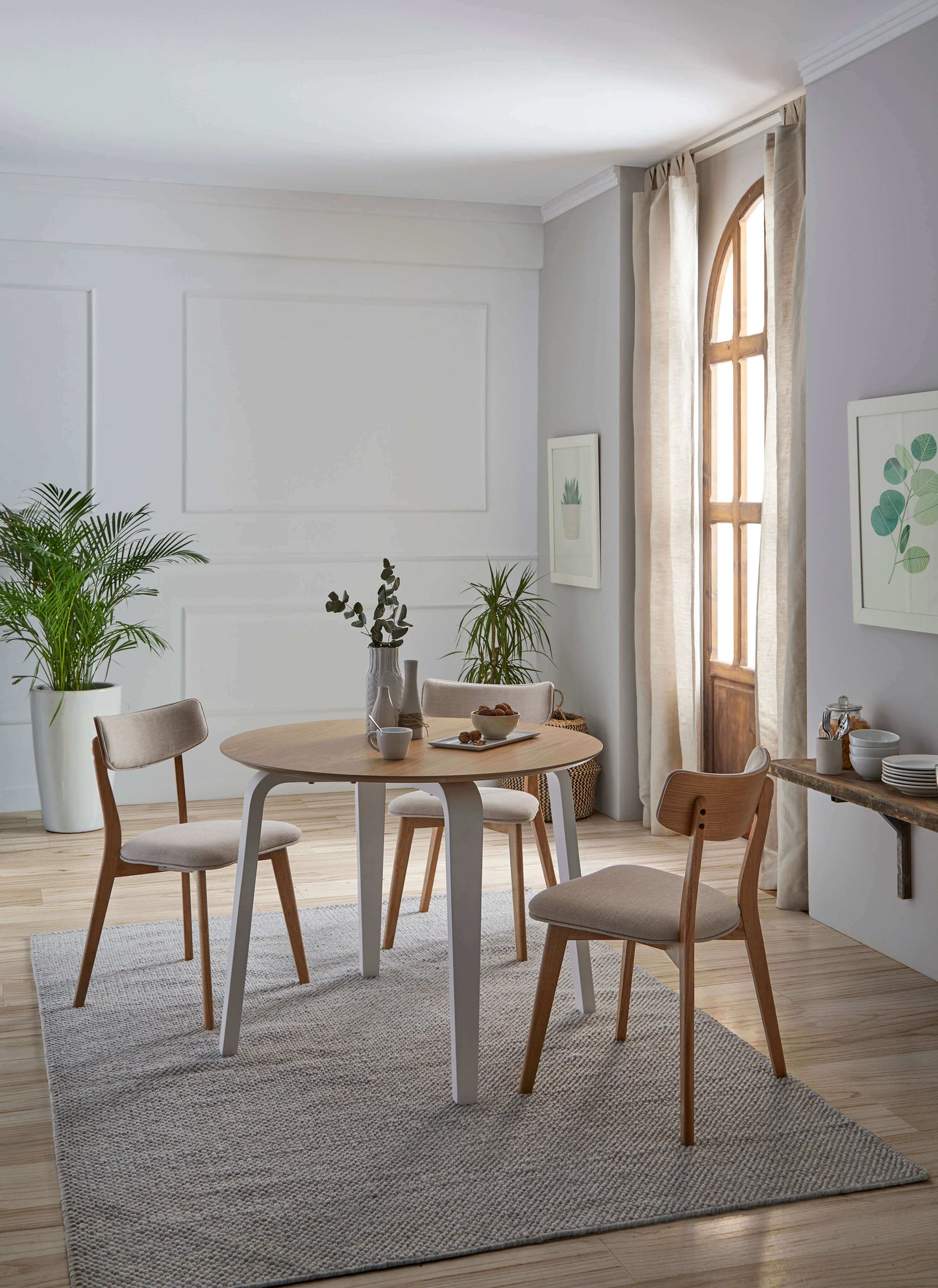 Nora dining table