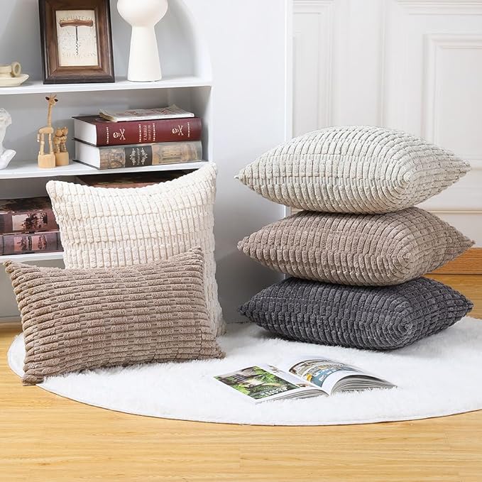 Decorative cushion including inner cushion
