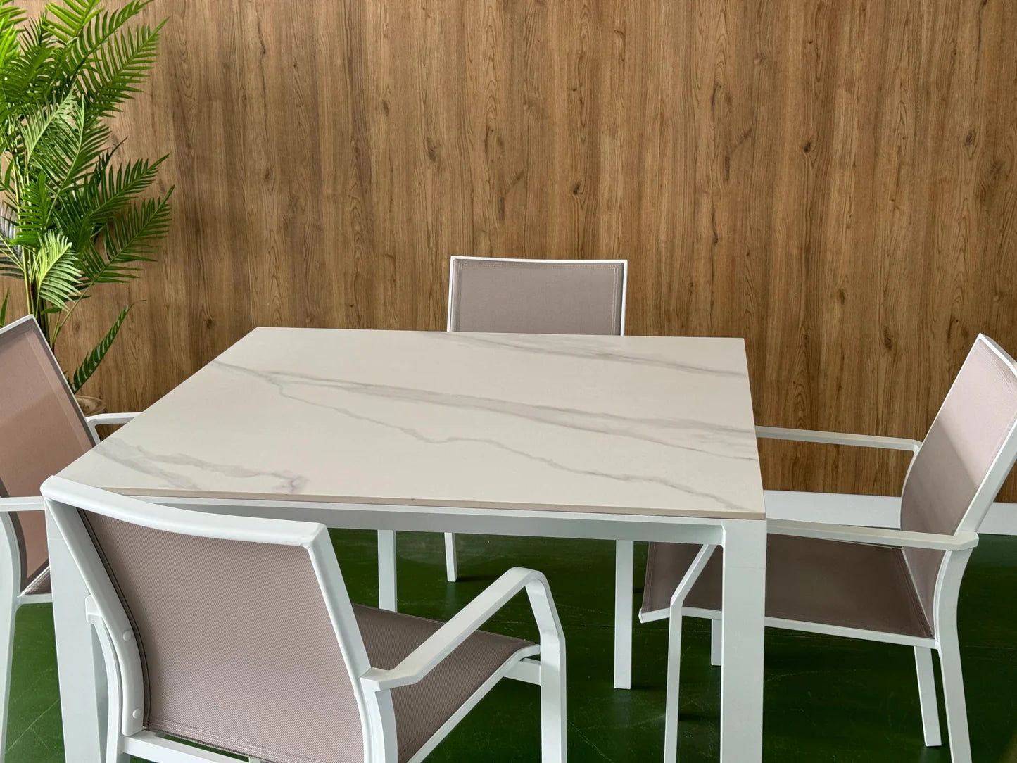 Grupo de comedor en la plaza de Mónaco