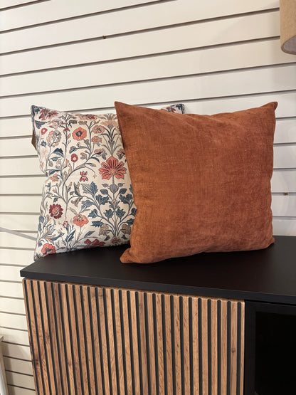 Cojín decorativo con cojín interior.