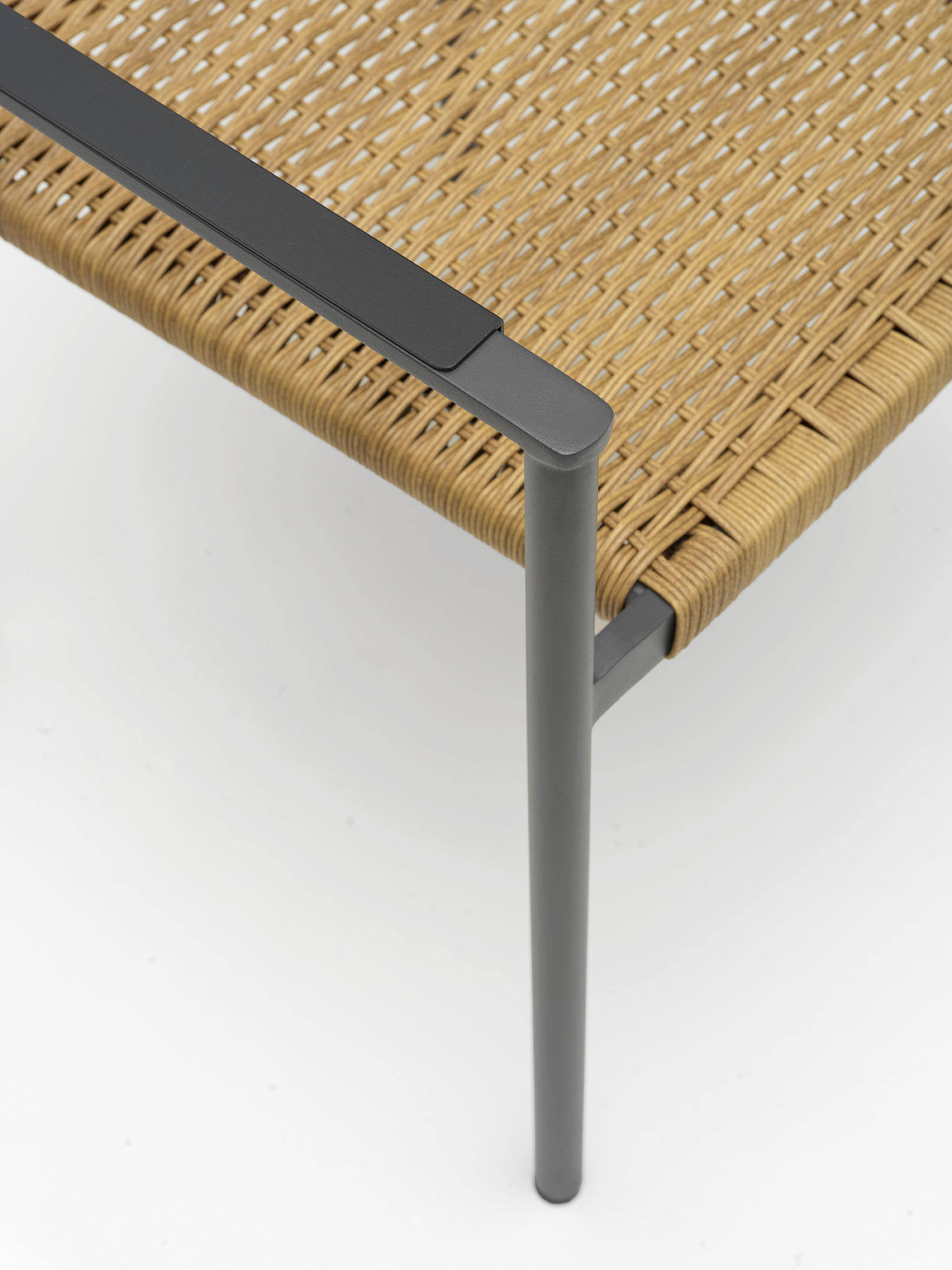 DK Matstol - Antracit/Natur, Dusty Green/Natur, Light Grey/Natur, Nordic Green/Natur - bild 29 [brafab-src:https://www.brafab.se/storage/B9C84BA7B4DFCB5ABB9433B9A34CD5134B8E08462A73643F8BCCC14939788D19/a92f3826e072405983752346e2c6d7ea/png/media/9bf340bab36a41fdaa7a885f1d7e5994/2471-73%20DK%20Chair%20w%20armrest%20-%20Anthracite%2C%20detail.png]
