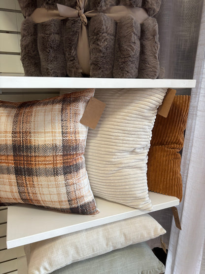 Cojín decorativo con cojín interior.