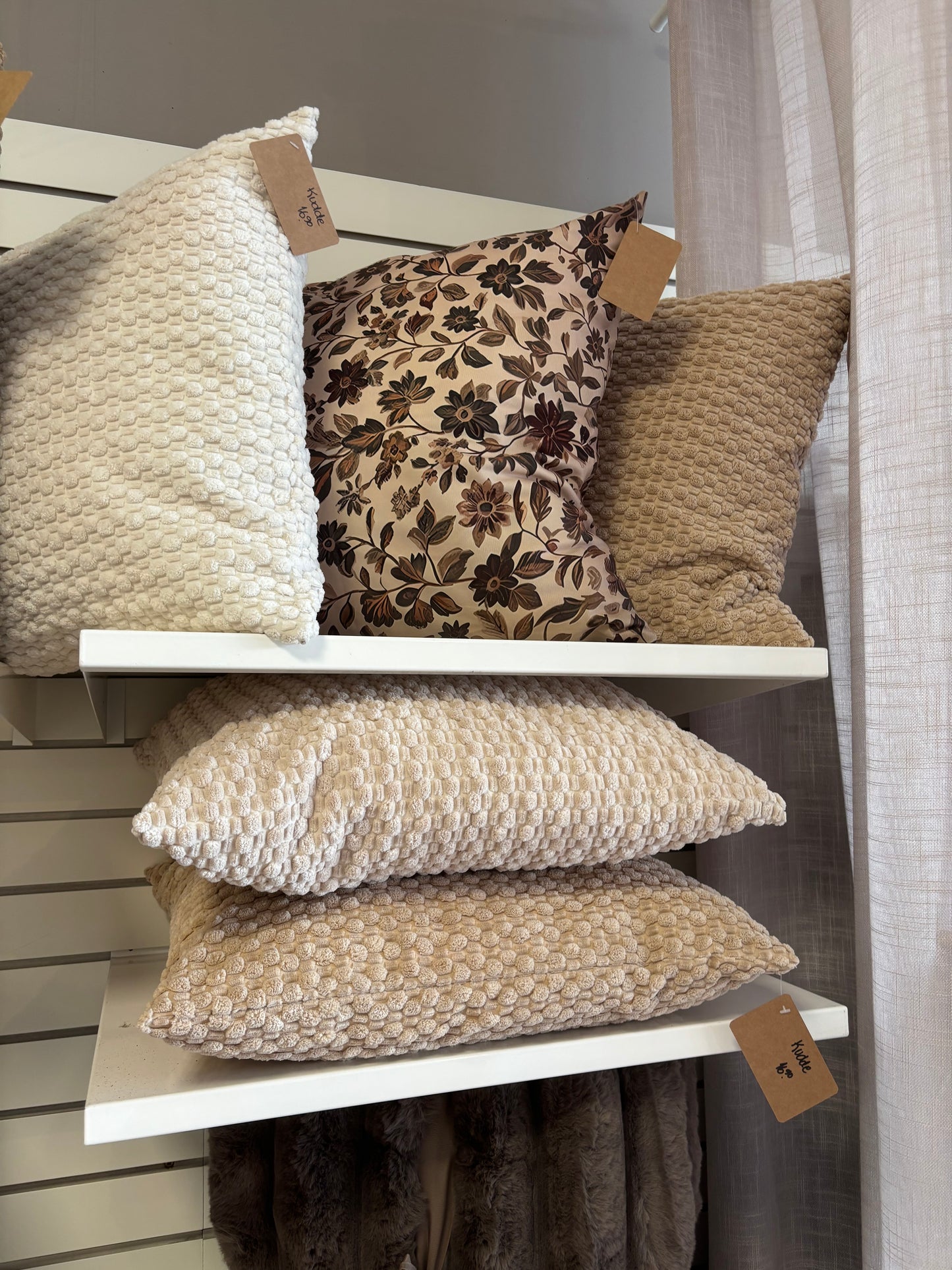 Cojín decorativo con cojín interior.