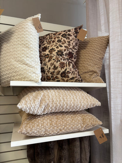 Cojín decorativo con cojín interior.