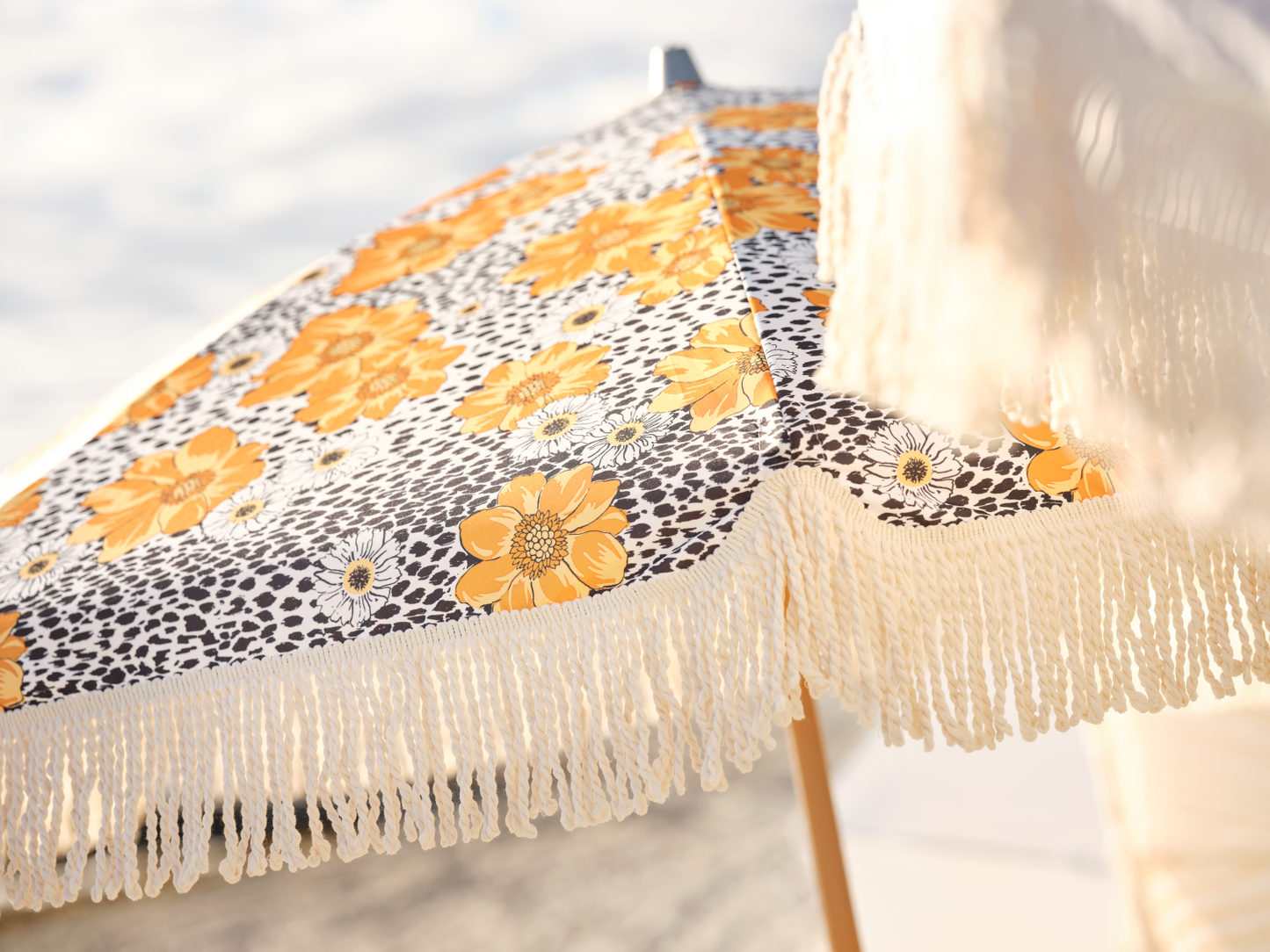 Gatsby Parasoll - Buttercup dot, Grey Stripe, Yellow Stripe - bild 8 [brafab-src:https://www.brafab.se/storage/9C55F2CE219052853E2DE0E333D2B25E0B2E533A20A13BF88216E38F8DB1AFC7/d942a85b4ee2464bb8274d000c25a48d/png/media/b8b330a299664d7d9ca576b32dc10551/91440%2091440.png]