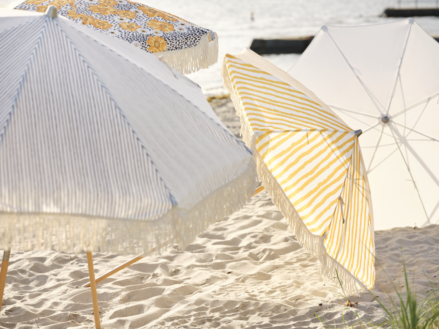 Gatsby Parasoll - Buttercup dot, Grey Stripe, Yellow Stripe - bild 7 [brafab-src:https://www.brafab.se/storage/212E8476680DCC2C30A3F26EE5CC887C52D60A0571574D71C95BAFB4046A931D/fe0d7162d6414dc8ba277bbd2e598ba1/png/media/ca3b3ff794e64428b6860b3e62774dbe/91443%2091443.png]