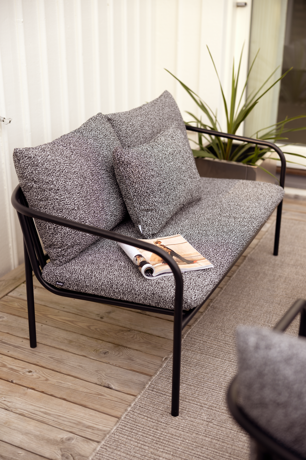 Bendt 2-sitssoffa - Indigo Blue/Teddy Beige, Peach/Teddy Beige, Pearl White/Teddy Beige, Pearl White/Teddy Orange, Svart/Teddy Ant - bild 33 [brafab-src:https://www.brafab.se/storage/25587408251D79852E4B2F0DF2F2B71FC5EAEF82F066F5FDE7FD6B365A7F8FDD/cb7a9c2ef0dc49e499decf049cc344db/png/media/60c83d7eb13f40acada408a92c79d01a/Bendt%20Sofa%20Black.png]