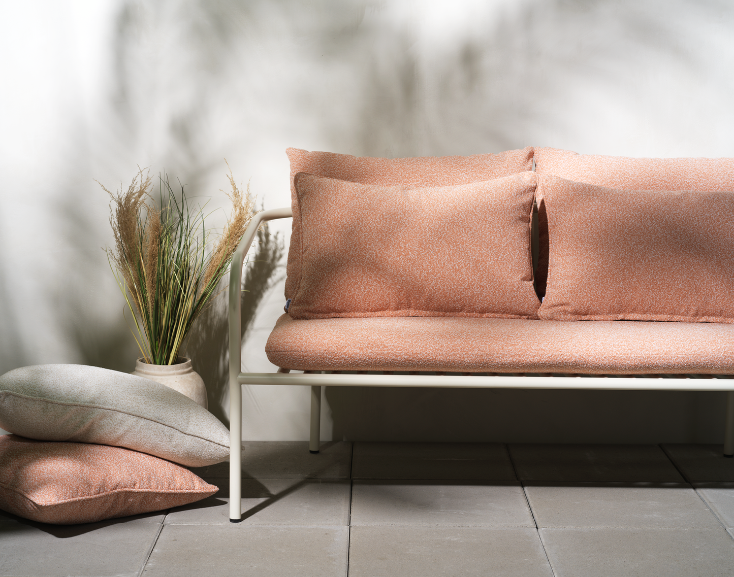 Bendt Fåtölj - Indigo Blue/Teddy Beige, Peach/Teddy Beige, Pearl White/Teddy Beige, Pearl White/Teddy Orange, Svart/Teddy Ant - bild 30 [brafab-src:https://www.brafab.se/storage/A05586DB247AC054B836965B0694CEB76AB1BC30C90789CA7E11D02794FB99A3/09c90cd092124f55b09ad9e973df8212/png/media/ffbb12dc488242efb0d2418c30fc30e3/Bendt%20peach.png]