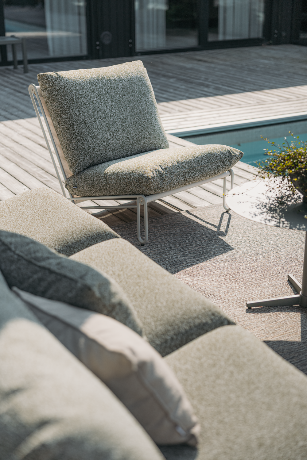 Blixt Loungefåtölj - Light Grey/Teddy Verde, Pearl White/Teddy Orange, Svart/Cley beige, Svart/Sky Grey, Svart/Teddy Ant - bild 17 [brafab-src:https://www.brafab.se/storage/01868E4F85E42A51CB443B0E8F5402CD18E6C7F605E0AC9BE2A725415ECBEC5D/477a159b57c741e9a4fe95a828f0cef3/png/media/65c20b37fdb54092ac29f0b099e2ece6/Blixt%20Light%20Grey%20Teddy%20Verde_2.png]