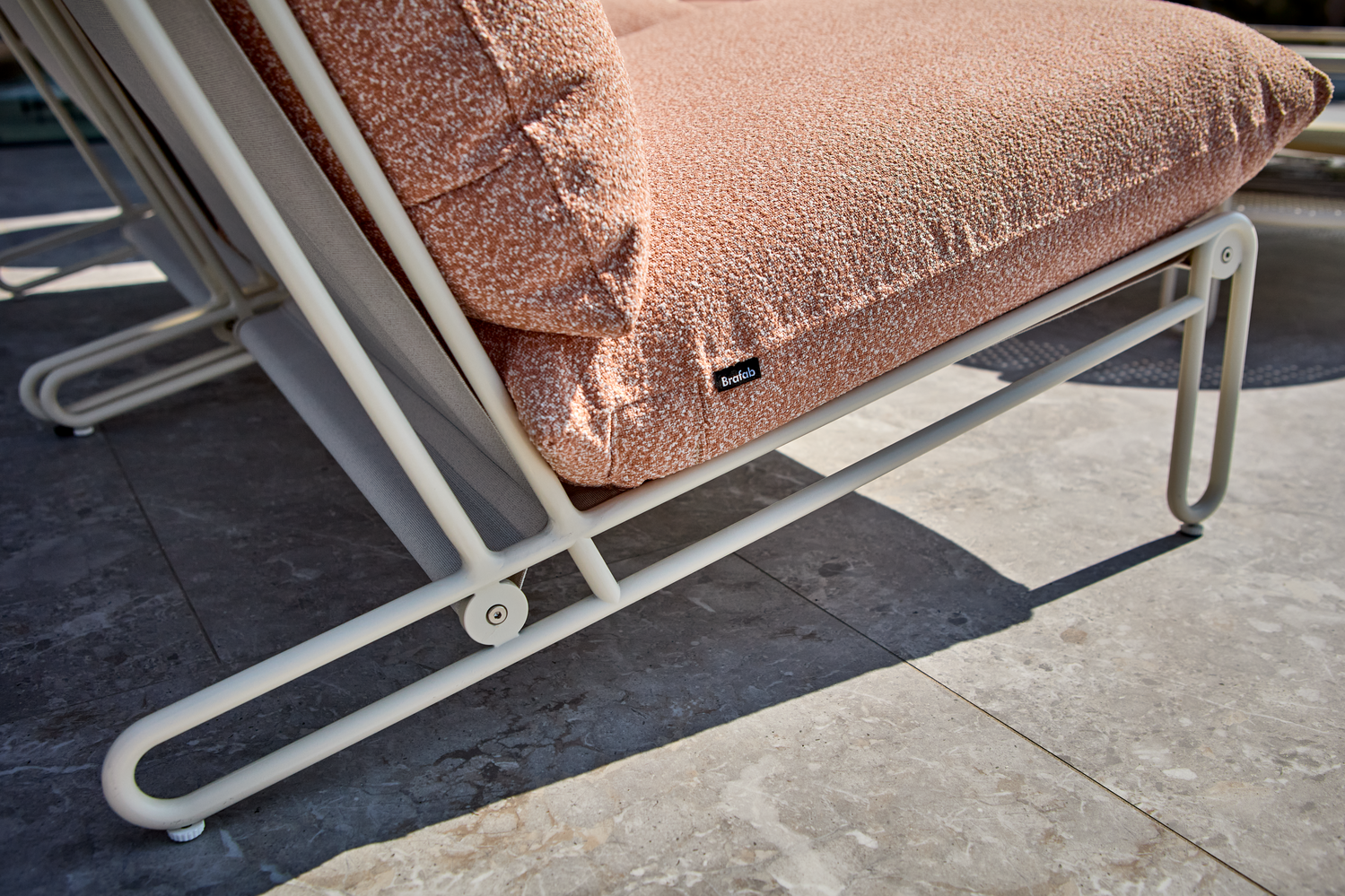 Blixt Loungefåtölj - Light Grey/Teddy Verde, Pearl White/Teddy Orange, Svart/Cley beige, Svart/Sky Grey, Svart/Teddy Ant - bild 10 [brafab-src:https://www.brafab.se/storage/051957383CCD20169FDC08C9A94EAB7BDEC869CC3E8F300C66D1B46278EE9A6B/f314c61fa2e14ad2a96d2d51901a4a91/png/media/bc8a4b2cbdeb4903911eb9e1712f06ff/Blixt%20Teddy%20Orange_3.png]