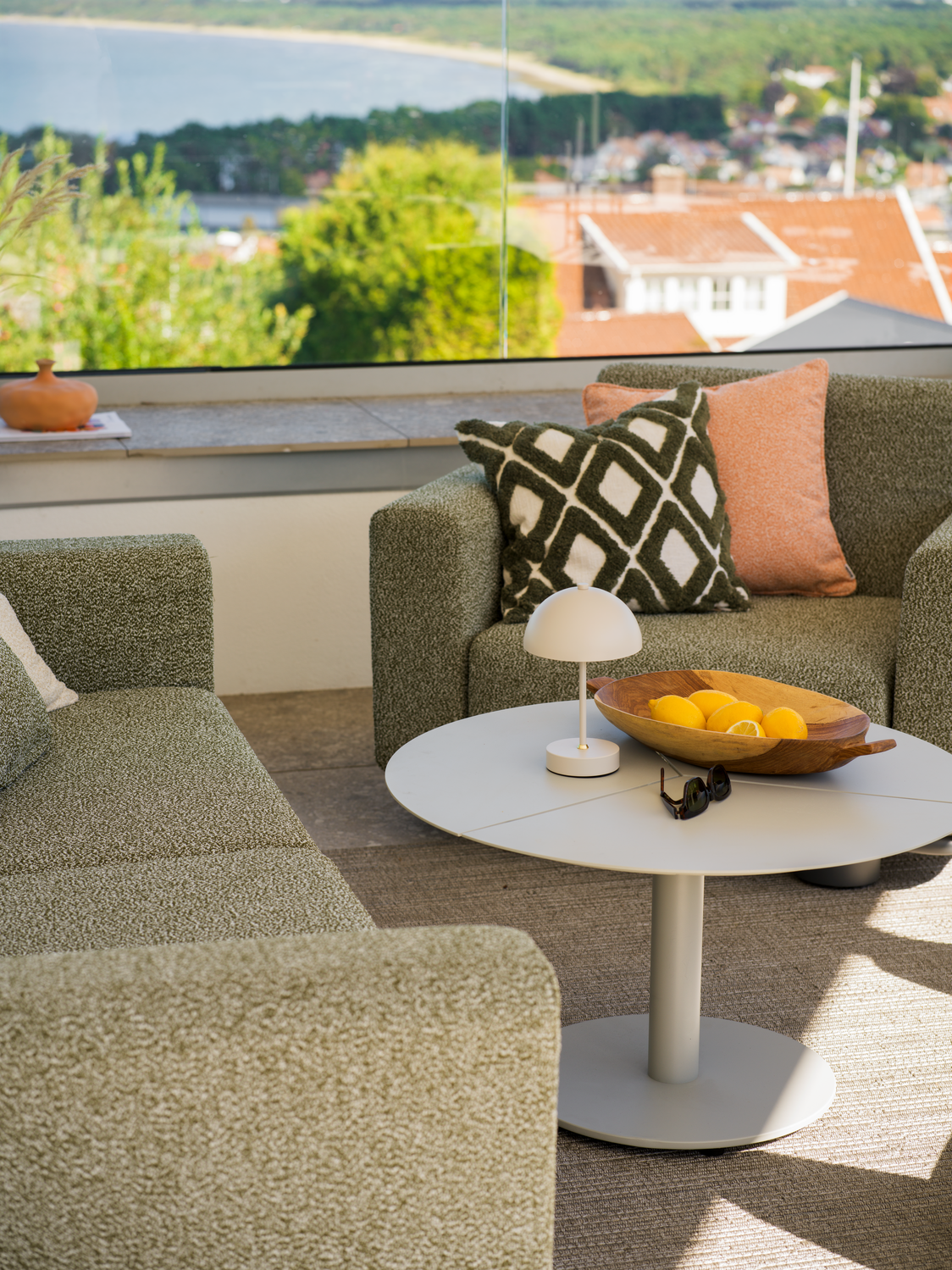 Peace Soffbord - Antracit, Light Grey, Nordic Green, Svart, Zin Red - bild 18 [brafab-src:https://www.brafab.se/storage/65B161997DBF64E670E0E0EFC5370E0FB4BA882795D439EAD7D1CF59CBC59B6D/4f62f38beed249b08e904af8fe7afde3/png/media/2d9dca38840044078d0485750da8075d/Bolster%20Teddy%20Verde%20Peace_1.png]