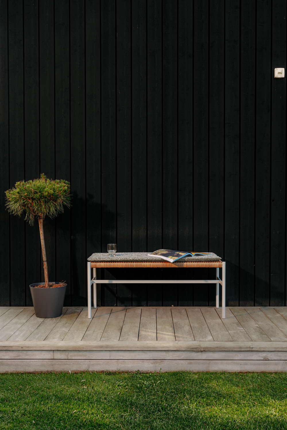 DK Bänk - Antracit/Natur, Dusty Green/Natur, Light Grey/Natur, Nordic Green/Natur - bild 14 [brafab-src:https://www.brafab.se/storage/193D244D7C8E2F4C5179FE598A9DC40C80A1D5234A06AFC9D19EC87B6E96F083/88e18bb592d5490baf14685dd5da9610/png/media/40c017b1b4cd4c49af7bd8aa2d80bc35/DK%20bench%20Light%20Grey%20Frisk%20Teddy%20verde_1.png]