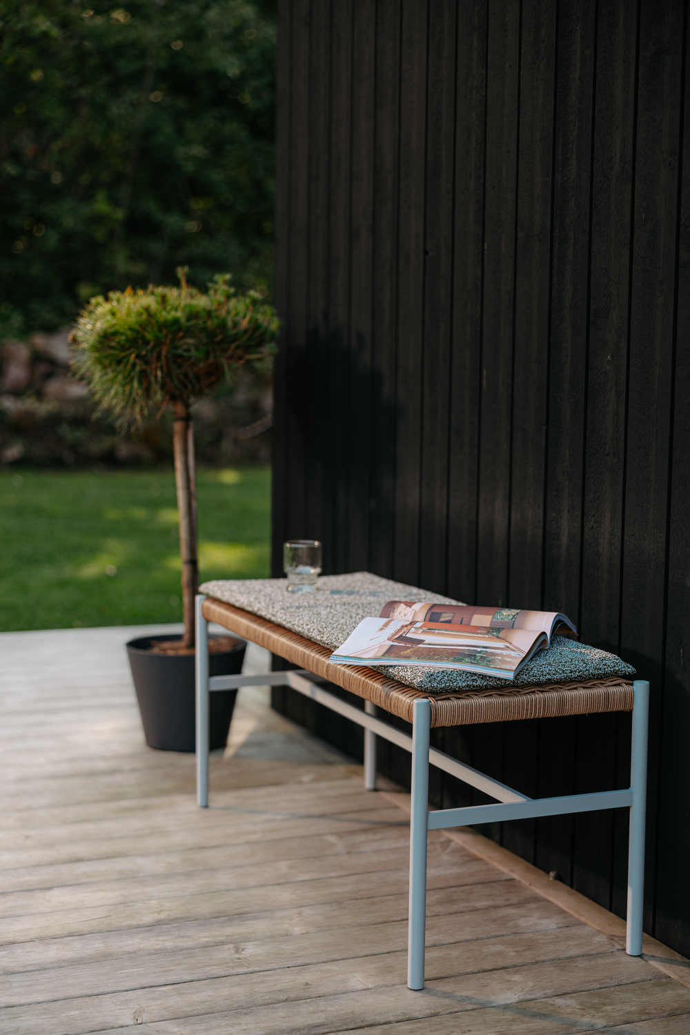 DK Bänk - Antracit/Natur, Dusty Green/Natur, Light Grey/Natur, Nordic Green/Natur - bild 13 [brafab-src:https://www.brafab.se/storage/BFBEACE7F2D7F32E1F8C457D86B4586D9BE309E929AE8B258040FF317D1FABF5/ed7d7cbde42a4dc89536ed6d0154635c/png/media/2eeb8f9bada44cae85c7296df8b4bb51/DK%20bench%20Light%20Grey%20Frisk%20Teddy%20verde_2503-71.png]