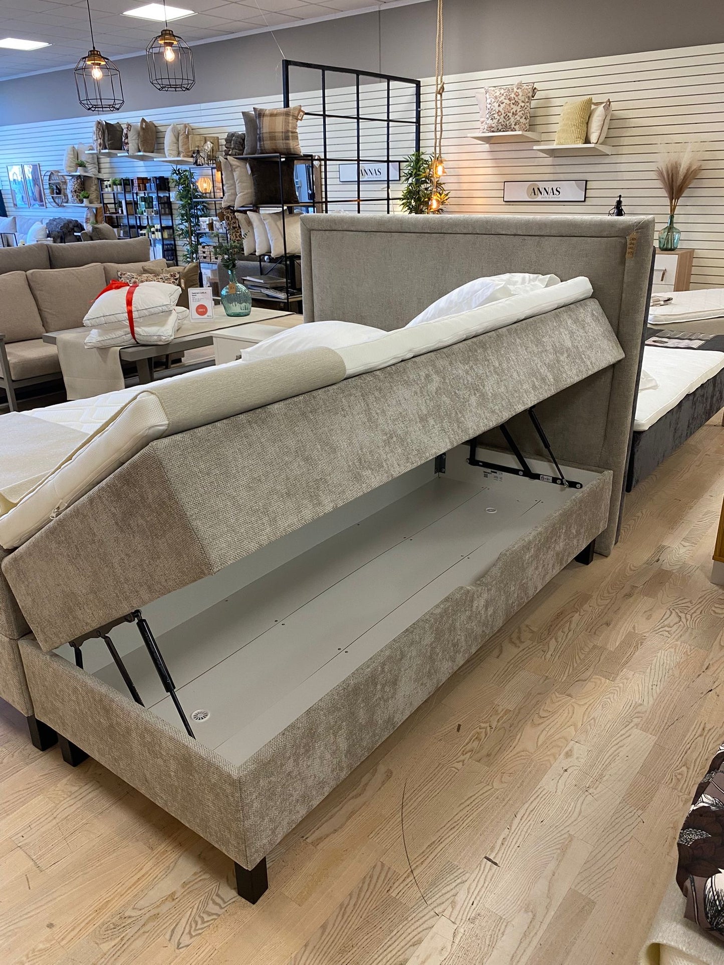 Stina förvaringssäng