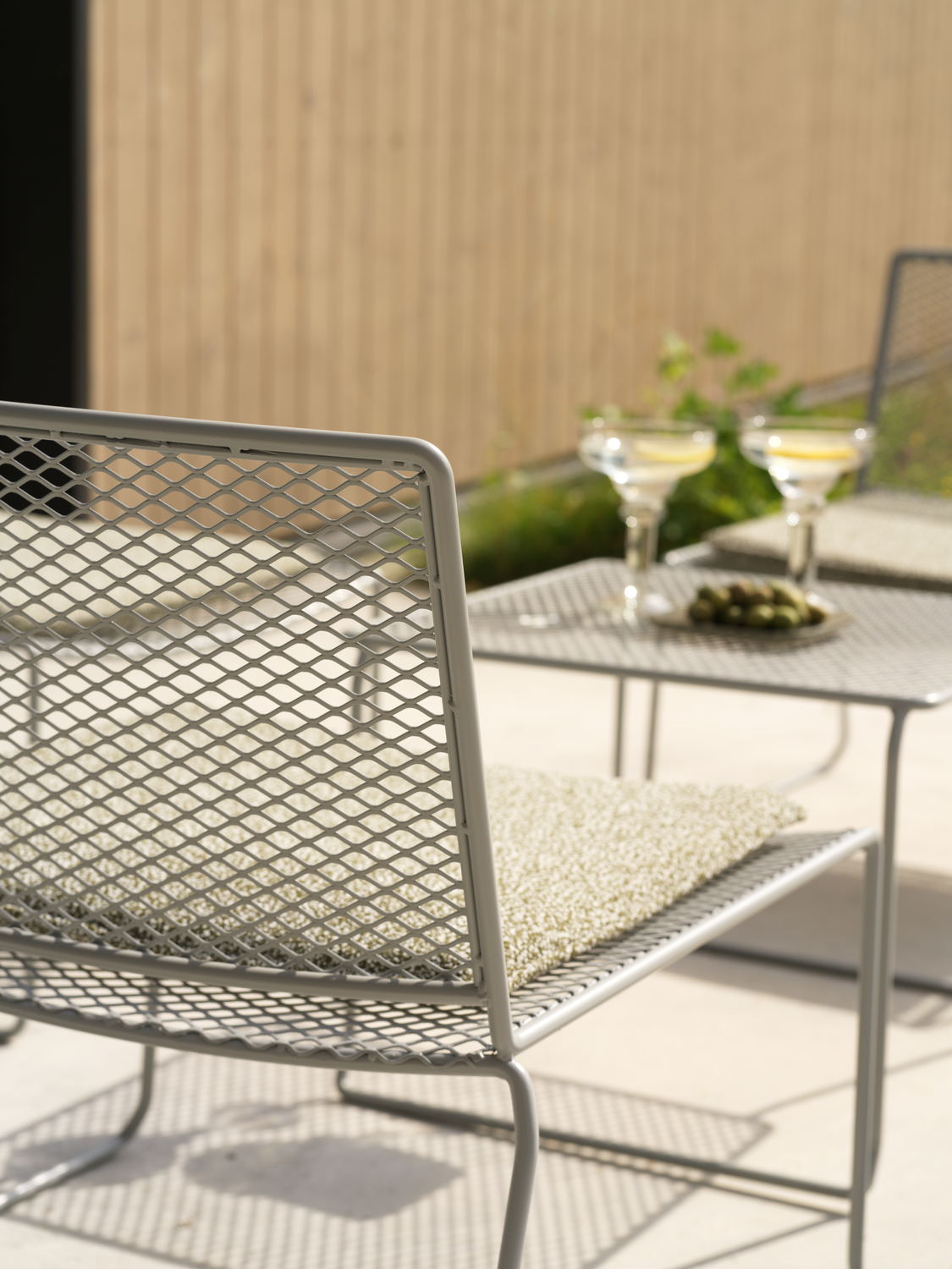 Haru Sidobord - Dusty Green, Pearl white, Slate Grey - bild 7 [brafab-src:https://www.brafab.se/storage/7C17F6608CB483AA206231D21B3DD2A704855B44AD61265E1F77A72A166E92EC/195bcb3e1818482aafde27dbeabc74e1/png/media/05e7f34f44ea4492be9e2dd2e872de99/Haru%20Lounge_4.png]