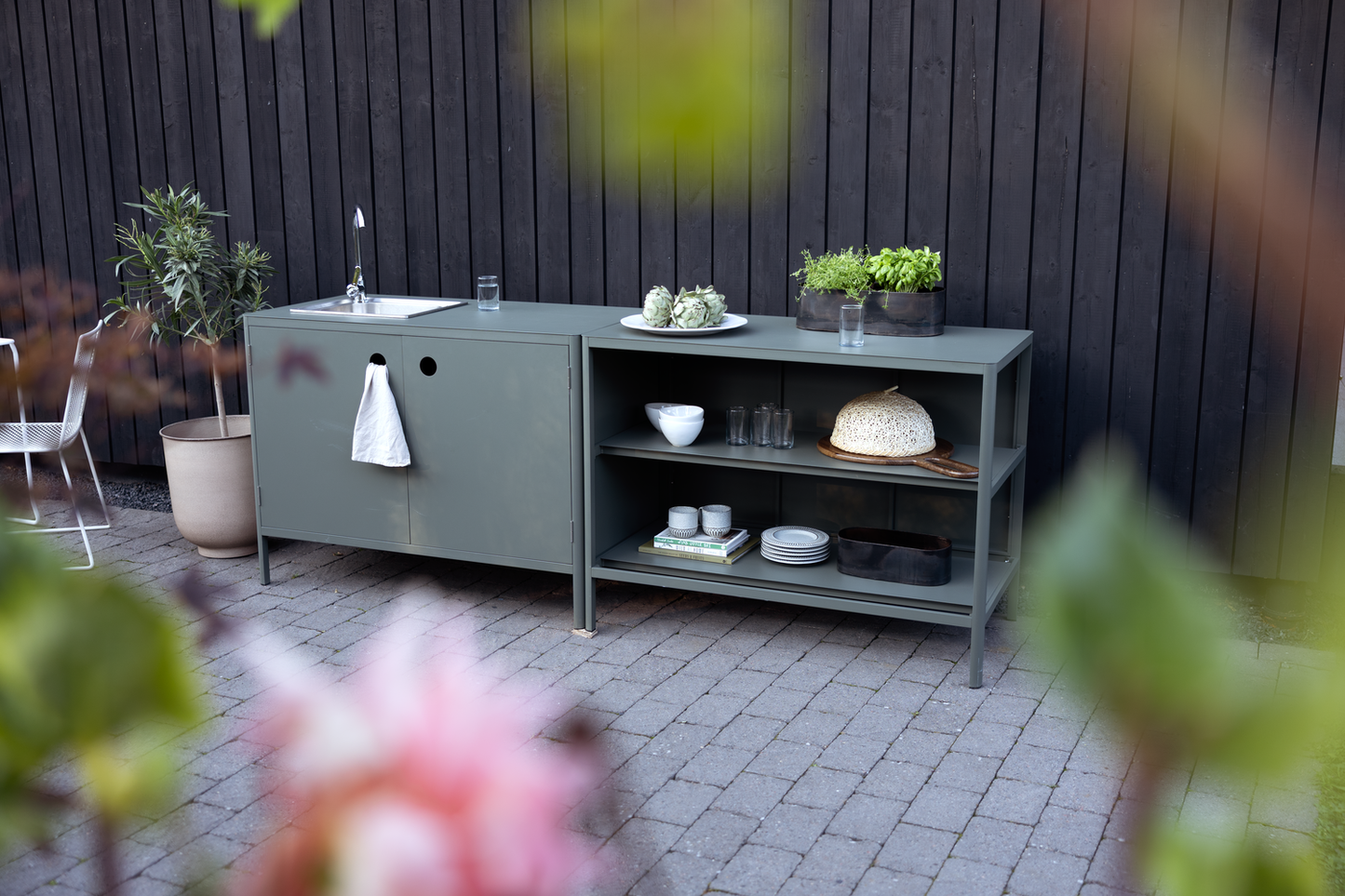 Kelia Utekök - Antracit, Nordic Green, Zin Red - bild 17 [brafab-src:https://www.brafab.se/storage/AB2EF4B9AC90241D37A110AFD7A0678670FE31AC0A20CFCF7049910F9734D04D/e4c64447628b4ef598fed522f978fe3f/png/media/68f6a7f9ecc34e66bb09c8021ffe2822/Kelia%20Outdoor%20Kitchen_2.png]