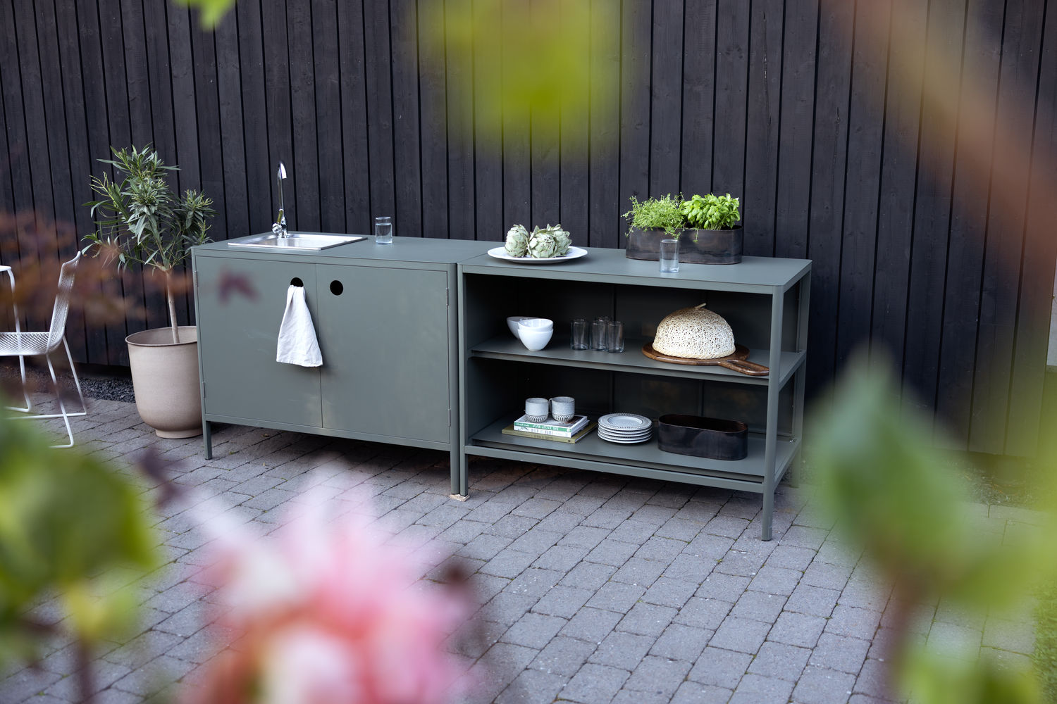 Kelia Utekök - Antracit, Nordic Green, Zin Red - bild 17 [brafab-src:https://www.brafab.se/storage/AB2EF4B9AC90241D37A110AFD7A0678670FE31AC0A20CFCF7049910F9734D04D/e4c64447628b4ef598fed522f978fe3f/png/media/68f6a7f9ecc34e66bb09c8021ffe2822/Kelia%20Outdoor%20Kitchen_2.png]