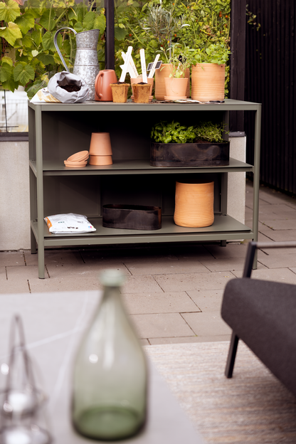 Kelia Utekök - Antracit, Nordic Green, Zin Red - bild 11 [brafab-src:https://www.brafab.se/storage/520F7A03A4E2C8A56E1756A05BE36B155877A51A817B5156FD1B23698AFEF643/14367dbf92fc43319e64dc993e0bbe6d/png/media/29acdf69a8b8433b899b4f5749bb6a18/Kelia%20Potting%20Bench.png]