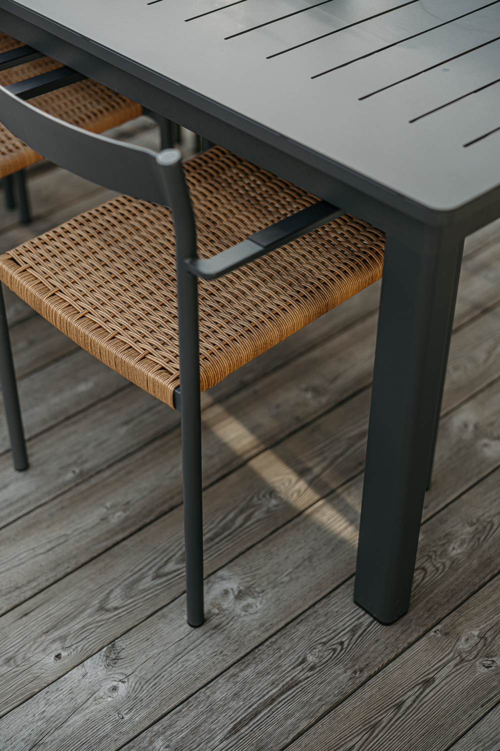 Lomma XL Matbord - Antracit, Khaki, Light Grey, Svart - bild 16 [brafab-src:https://www.brafab.se/storage/B922FD508B6C6480D30A48E5C7445B8947F69A08344D03AE4A67589ABD71C53E/24be1f0133e346088688486c744a4304/png/media/6ed3c479714d4d7585960a4f8d73084b/Lomma%20DK%20Anthracite%20Detail.png]