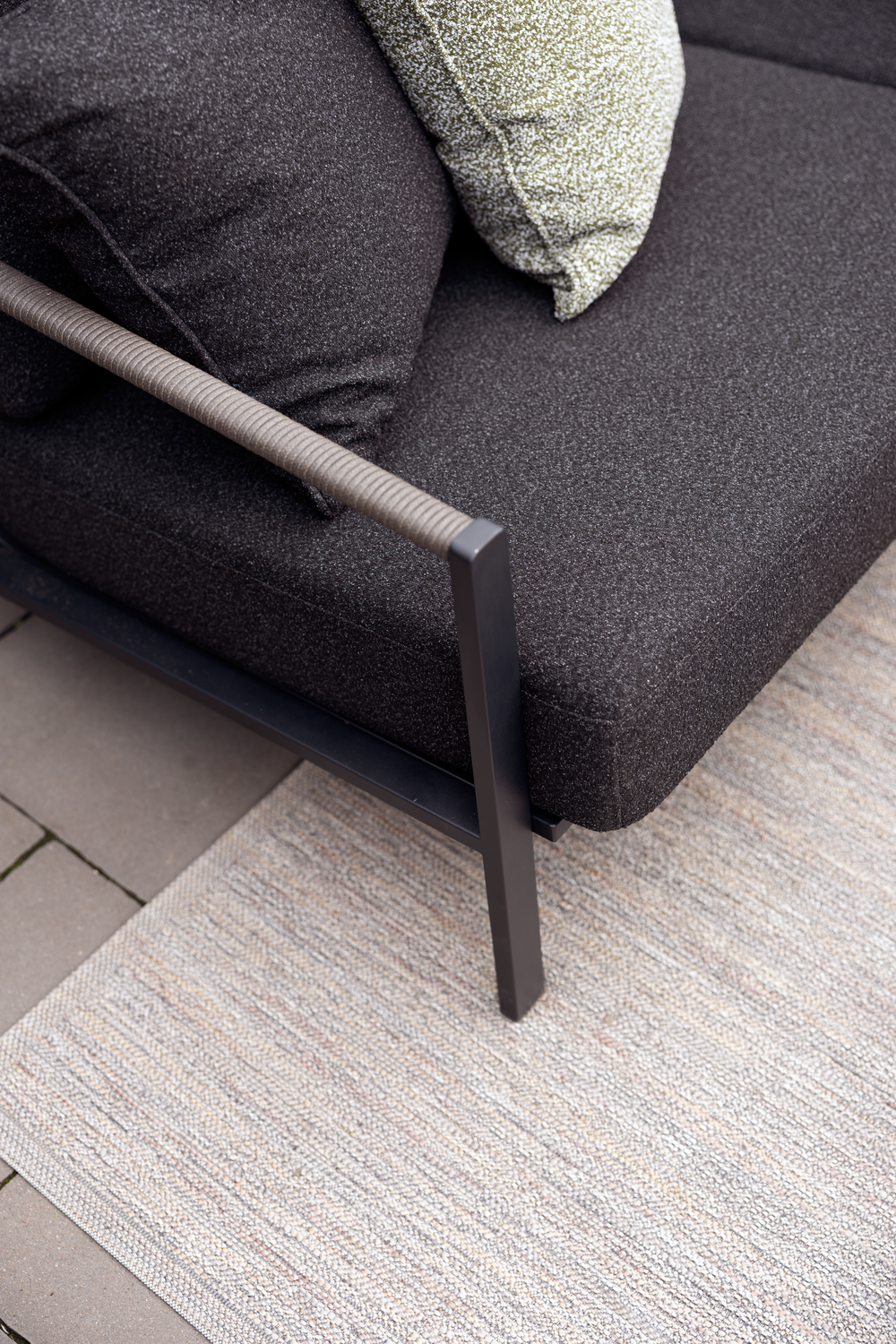 Lyra 2,5-sits Soffa - Svart/Sand, Svart/Teddy Black - bild 17 [brafab-src:https://www.brafab.se/storage/C95B4ACBECD76D71F01DC34D61E8FCF19DFF0B0EE384273C081D01A1B74CAD1B/e68f9553495e4ba8876386e02f707a70/png/media/b29428341d5c48b9abbcfa0093ccda40/Lyra%20Briza.png]