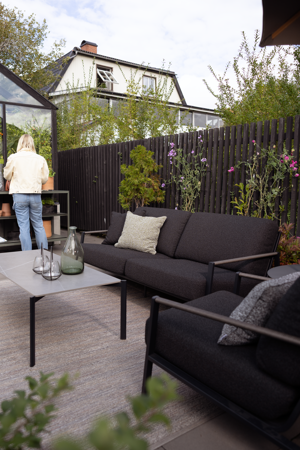Lyra 2,5-sits Soffa - Svart/Sand, Svart/Teddy Black - bild 15 [brafab-src:https://www.brafab.se/storage/87DCBC3F15A900F662B3235B7E7C241DE90D9A8A59929E8D3F2ACAD45F088BF9/90e8e81060874929a8136cf2f0b3bfeb/png/media/9bc4b57043c14681a06a538834017810/Lyra%20Lounge%20Hallavara%20table.png]
