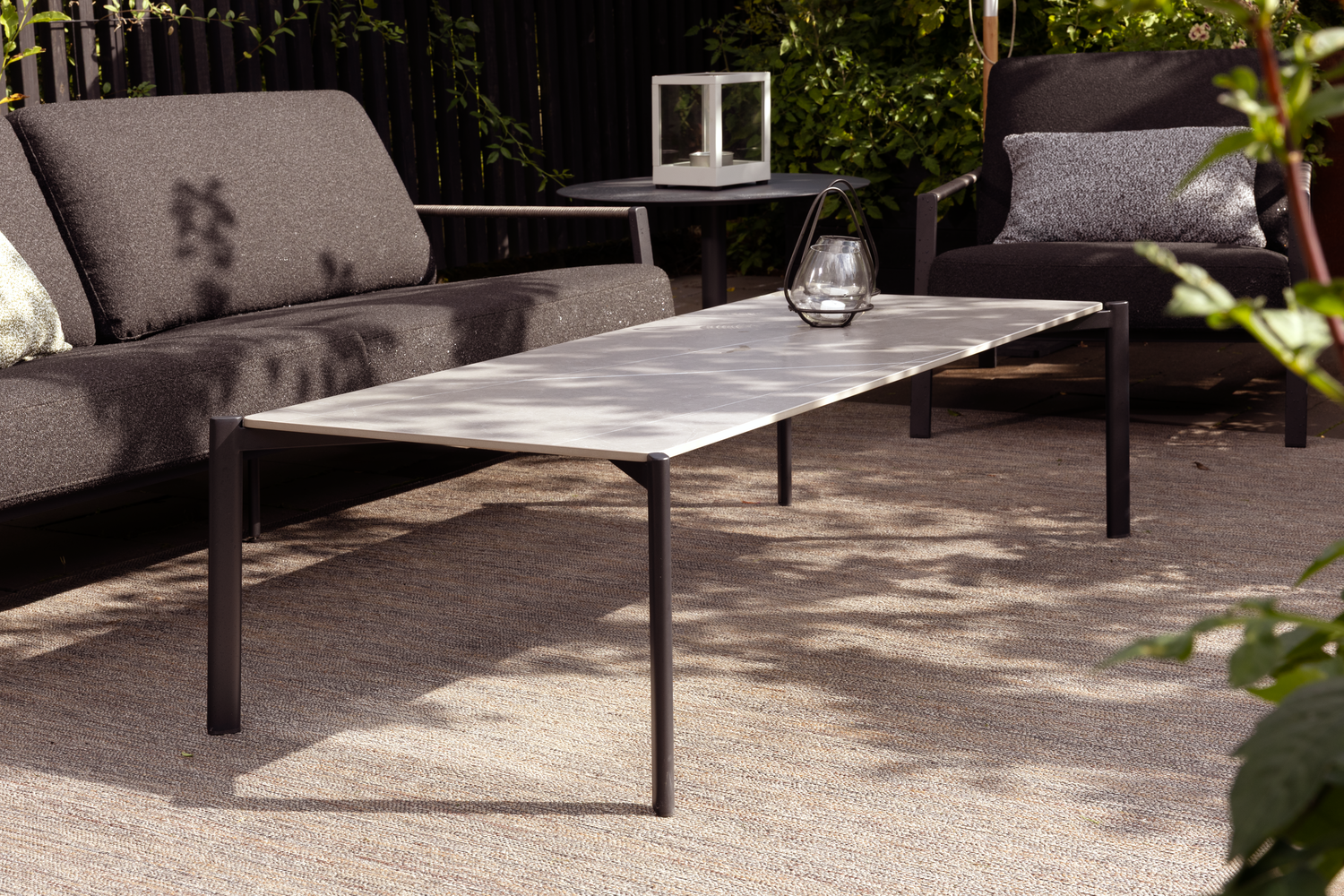 Lyra 2,5-sits Soffa - Svart/Sand, Svart/Teddy Black - bild 16 [brafab-src:https://www.brafab.se/storage/A0A3C4F98E4AEF21C94906FB96098F884F87D1CCFD3A39EFE6624E50D156A730/e6ced4cac4a84207b3295e4942bcfd85/png/media/b3d36c104a8d4e9db547e42cf276efac/Lyra%20Lounge%20Hallavara%20table_1.png]