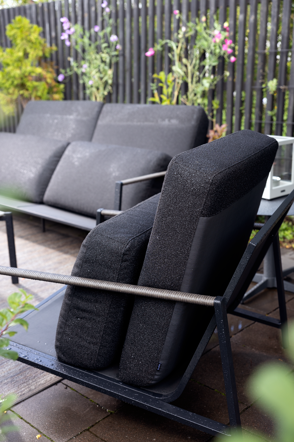 Lyra 2,5-sits Soffa - Svart/Sand, Svart/Teddy Black - bild 18 [brafab-src:https://www.brafab.se/storage/B1C730A16EF9DD9A54FE0619FC8880831E1F58D0876DC02B30C2FDB8EBA9B2C0/34af1854b0af4645bfd2d8413387834d/png/media/809d2f38763b415bb5ee891d505828c8/Lyra%20air-dry%20All%20weather%20cushion_1.png]