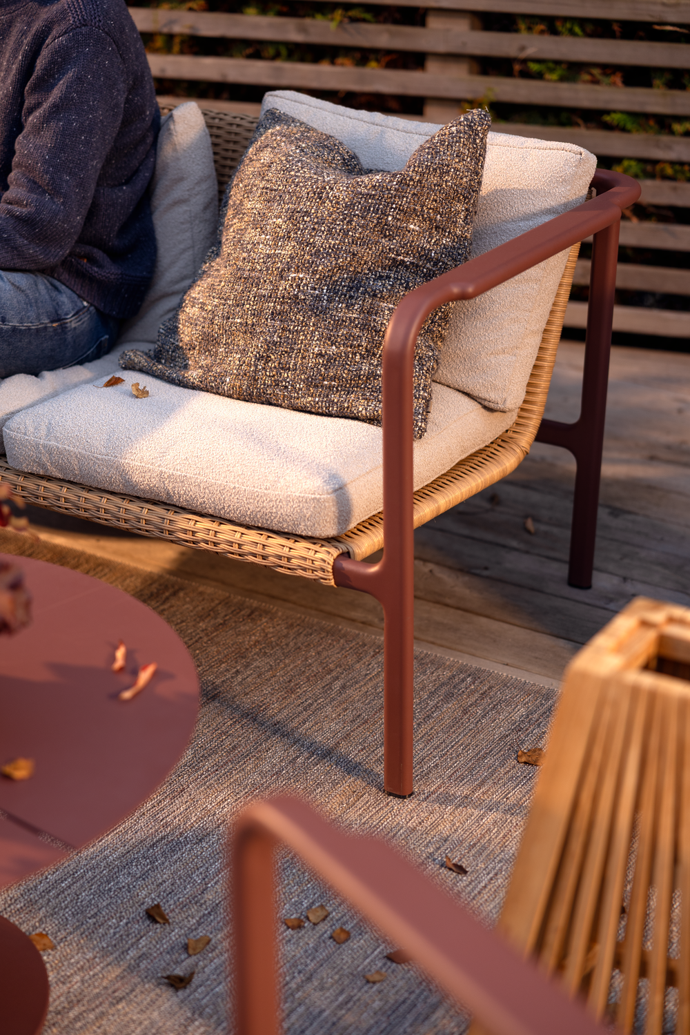 Motty 2-sitssoffa - Nordic Green/Teddy Verde, Svart/Teddy Black, Zin Red/Teddy Beige - bild 14 [brafab-src:https://www.brafab.se/storage/9470CE8D6355B0D5AD771AEDBF53C49AF4E620583485E658A6404CB35806DFEF/1c07601e30bc4fa39c3fede616f26273/png/media/f6e2b6a869a44715b30ce6af478a1e0d/Motty%20Autumn_1.png]