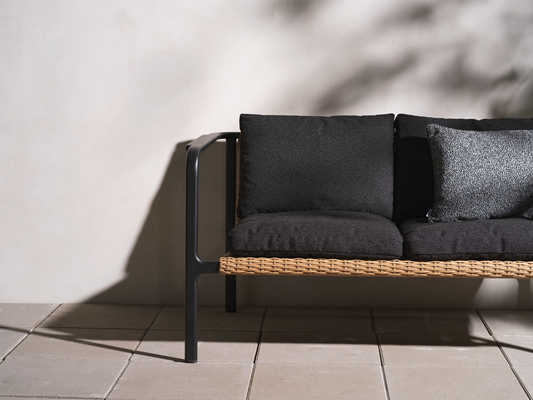 Motty 2-sitssoffa - Nordic Green/Teddy Verde, Svart/Teddy Black, Zin Red/Teddy Beige - bild 19 [brafab-src:https://www.brafab.se/storage/CE5E131A75AF501F0486C123F3B2269188213ED036F5FDACDDB258394A651EB6/3f2327f78e6f4cff87944118a854e484/png/media/e49b31c94fac42a29d0e79ff0f577e9b/Motty%20Sofa%20Black_1.png]
