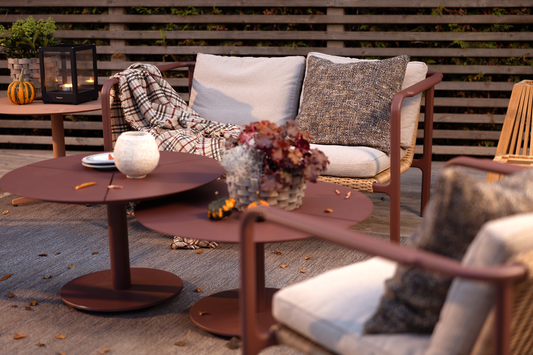 Motty 2-sitssoffa - Nordic Green/Teddy Verde, Svart/Teddy Black, Zin Red/Teddy Beige - bild 10 [brafab-src:https://www.brafab.se/storage/B1E2ADD2B7348B1BA7E0454A35617CFD4E006158742147865E4AE24C1E8FFD69/f1b111a20c6e47ec8bdc55bc3ba6d966/png/media/62514b7062664060b6add502180ba5f1/Motty%20Zin%20Red%20autumn_1.png]
