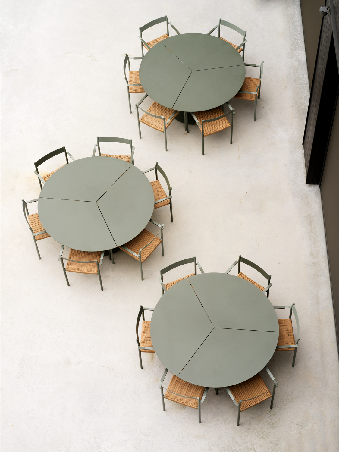 Peace Matbord - Antracit, Light Grey, Nordic Green - bild 3 [brafab-src:https://www.brafab.se/storage/58981A8A20CB8EA2DC3973174428B465F21A17A04C976025D5879AF6238A7EBB/3865e57d23844666a308b822cd0850e0/png/media/93ef83570b5048ed94f8b9fa976d20b8/Peace%20DK.png]